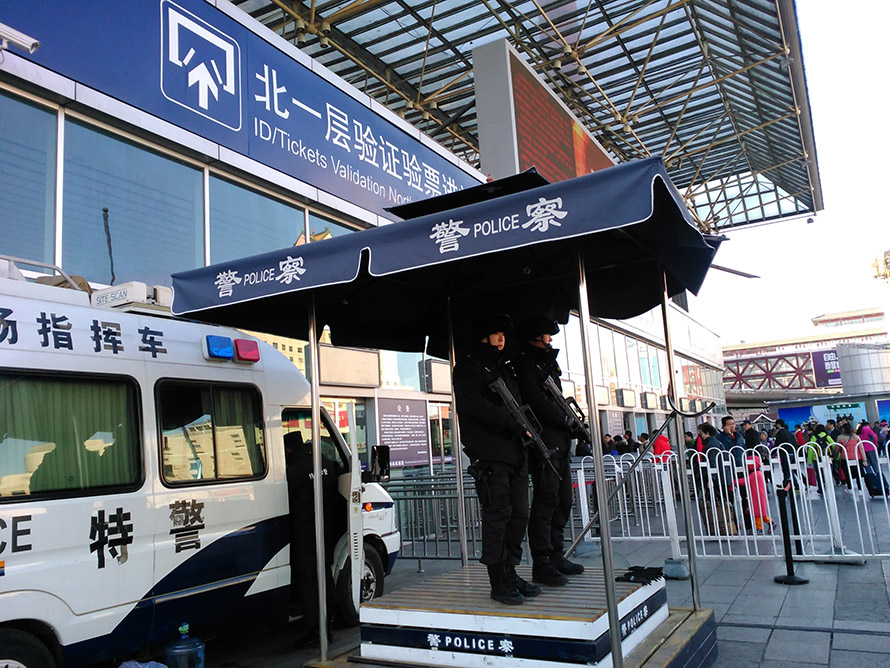 警察站岗岗台