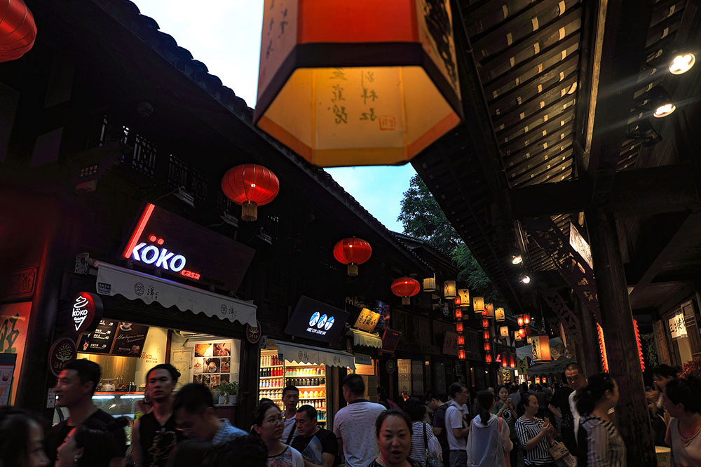 开放曲臂式伸缩遮阳篷